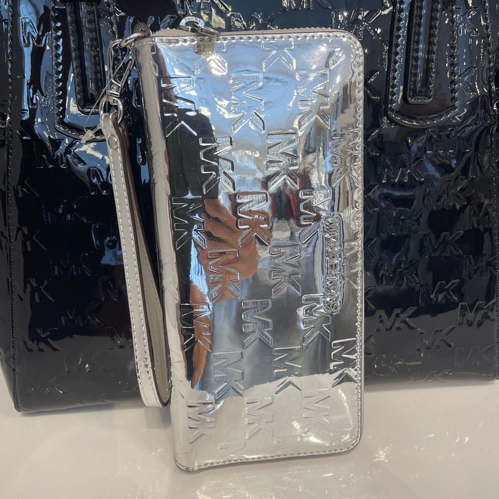 MICHAEL KORS Jet Set Larg Patent Logo Debossed Continental Wallet Wristlet Phone - Picture 7 of 16